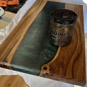 Schneidebrett Anfertigung - Individuelles Holz und EpoxidFarbe